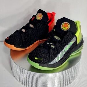 Nike Black and Neon Nike sneakers size 5.5 Y pre owned good condition